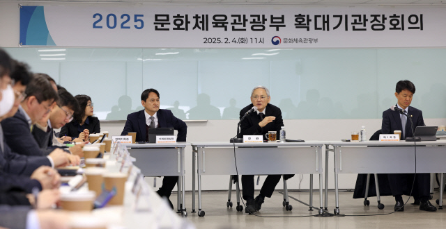 유인촌 문체부 장관이 4일 국립현대미술관 서울관에서 열린 확대기관장회의에서 발언하고 있다. 문체부 제공